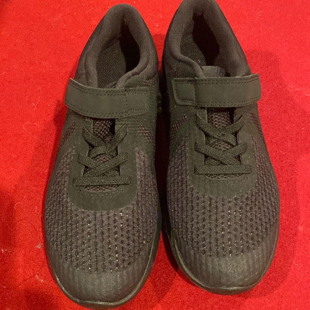 Black Nike BNWOT 1.5 sneakers no laces
